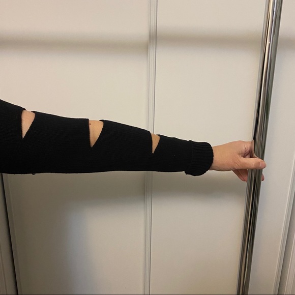 Knit cut-out sleeve sweater - Picture 2 of 4